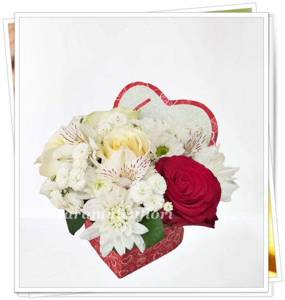 Aranjament floral in cutie in forma de inima.5309